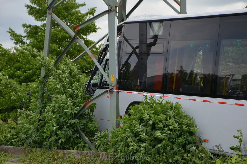 Schwerer Bus Unfall Koeln Porz Gremberghoven Neuenhofstr P189.JPG - Miklos Laubert